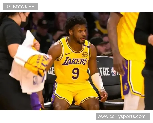 字母哥高效表现三节打卡下班贡献16分7板4助攻带领球队取得胜利 字母哥高效表现三节打卡下班贡献16分7板4助攻带领球队取得胜利