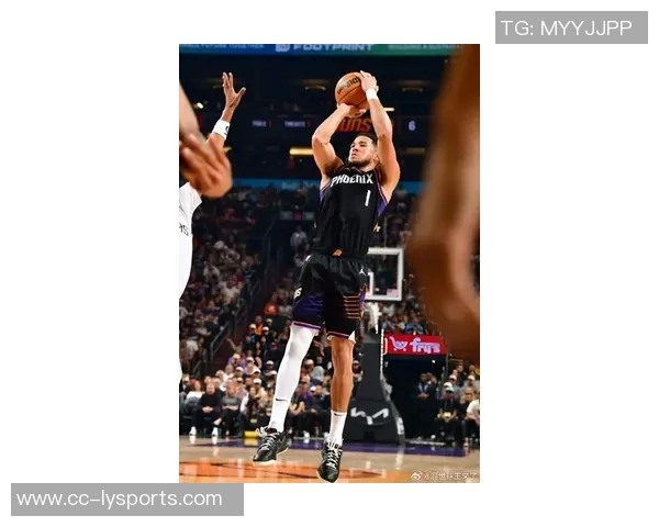 布克遭遇严密防守表现低迷18投仅4中贡献10分16助攻却有9次失误